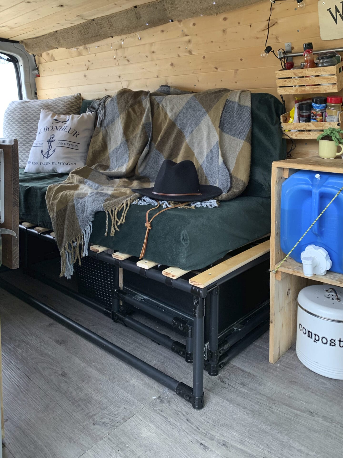 Vanlife - canapé-lit DIY avec tiroirs