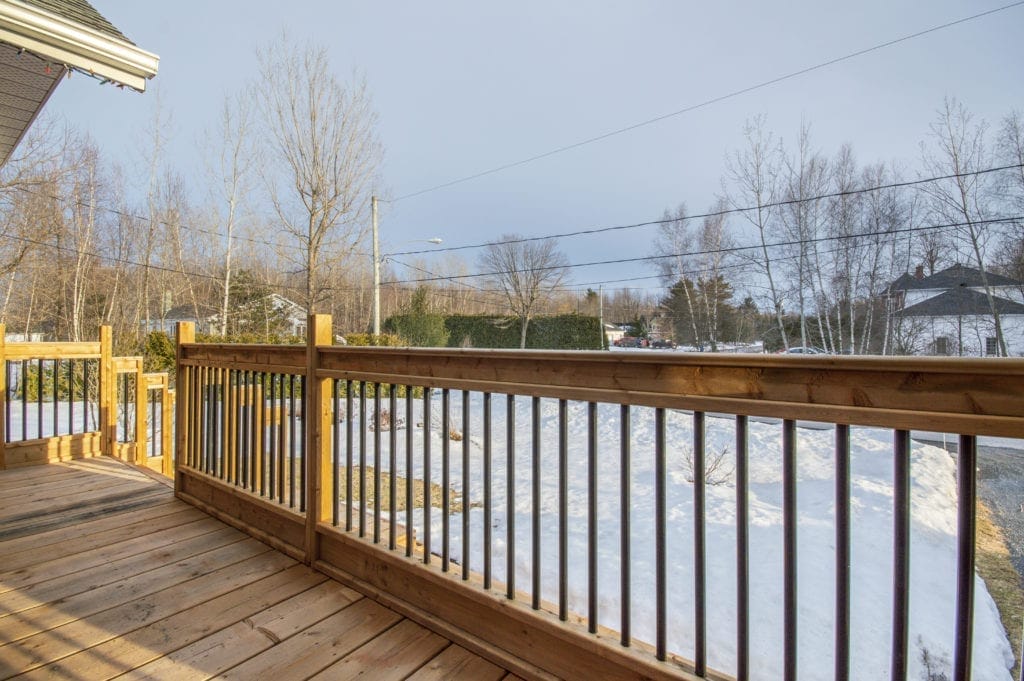 Cette image présente une Galerie sur mesure pour le patio.