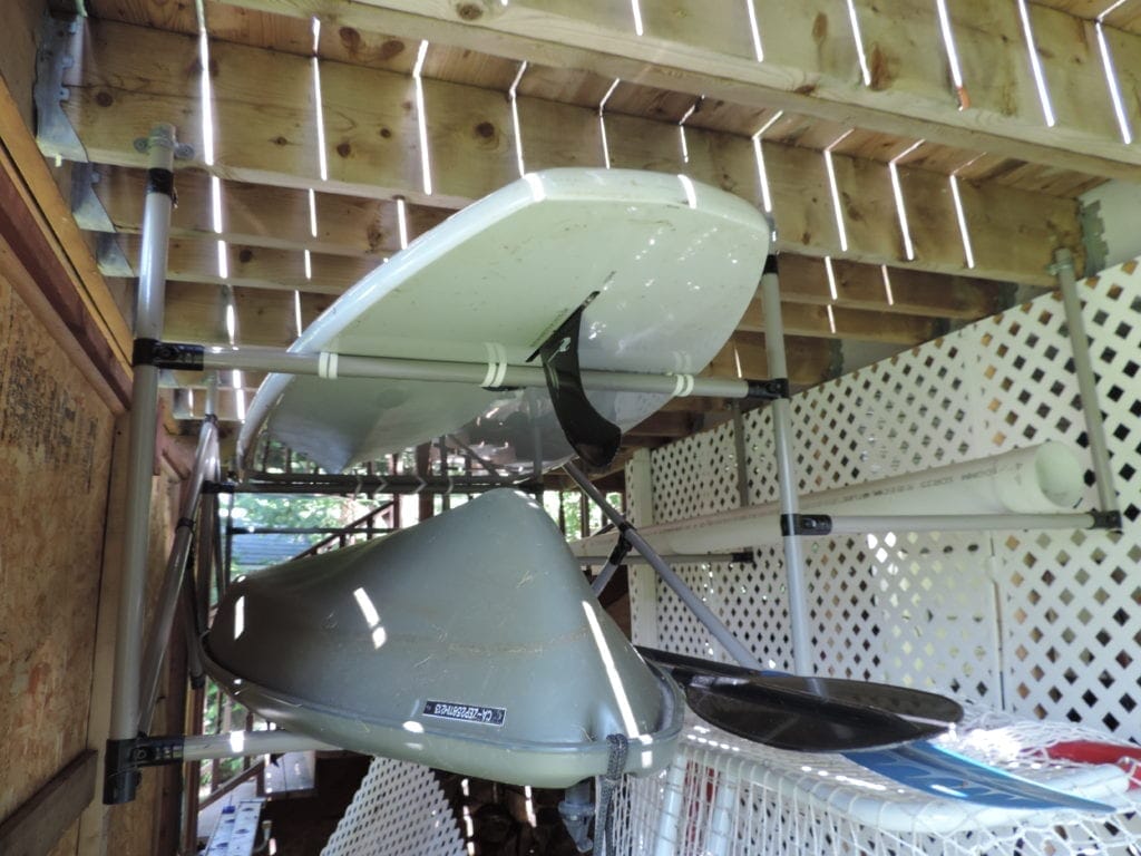 Cette image présente un Rack DIY pour kayaks.