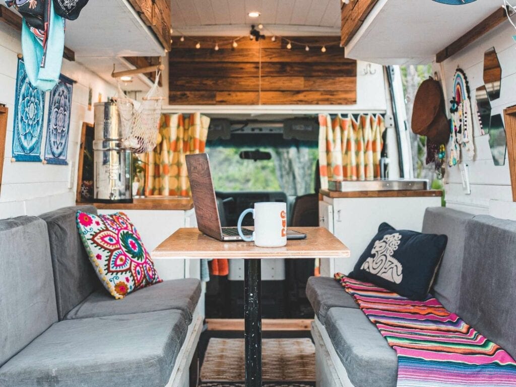 Cette image présente un Nissan NV pour la conversion de van.